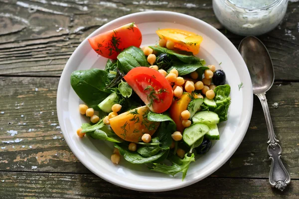 Salada de legumes frescos e saudáveis — Fotografia de Stock