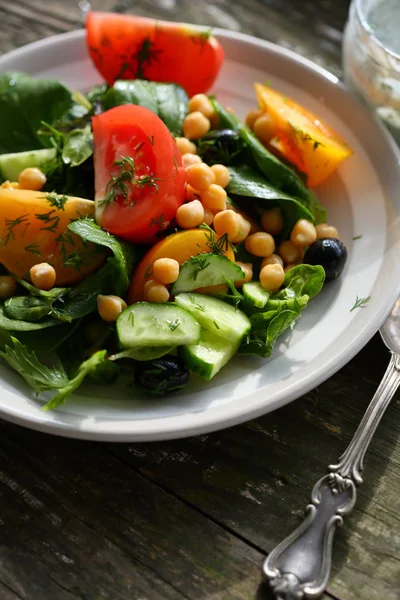 Salade de légumes sains avec pois chiches — Photo