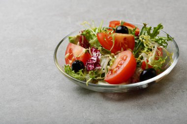 Cam plaka üzerinde taze salata