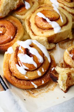 Tatlı cinnabon buzlanma ile pişmiş