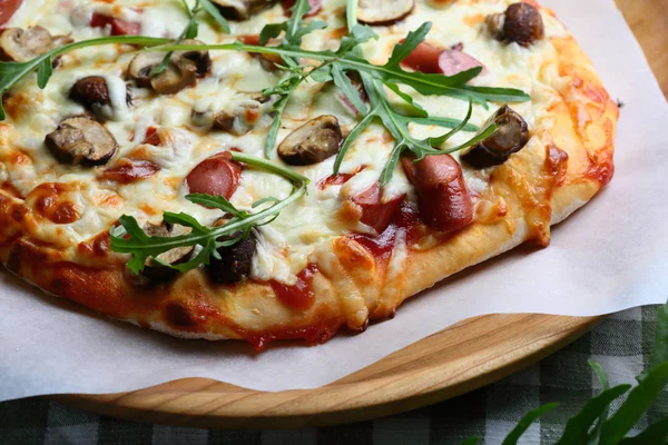 Pizza mit Würstchen — Stockfoto