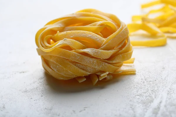 Att göra hemgjord pasta tagliatelle — Stockfoto