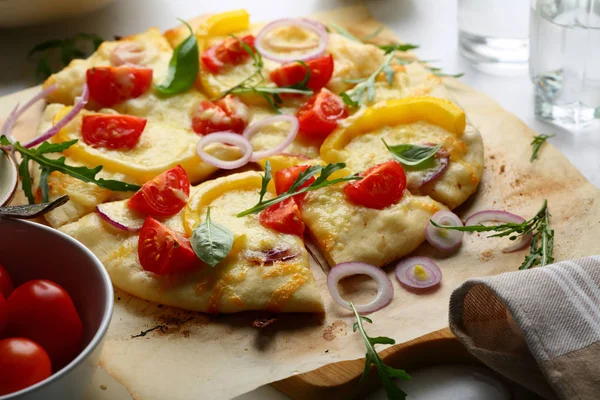 Hausgemachte Pizza mit Käse — Stockfoto
