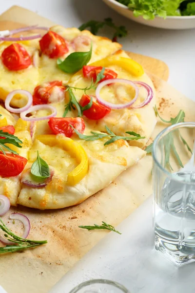 Homemade pizza with cheese and vegetables — Stock Photo, Image