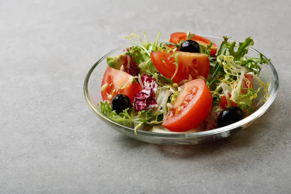 Cam plaka üzerinde taze salata