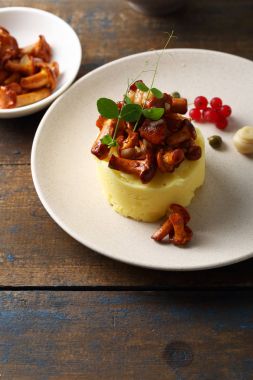 Plaka üzerinde patates püresi