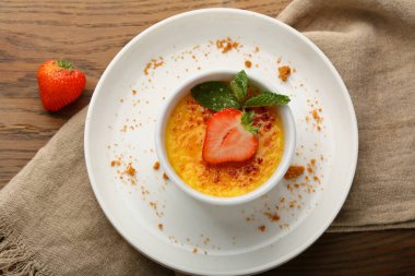 Creme brulee tatlısı berry ile