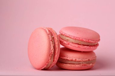 Pink Çerezler macarons pembe bir arka plan üzerinde
