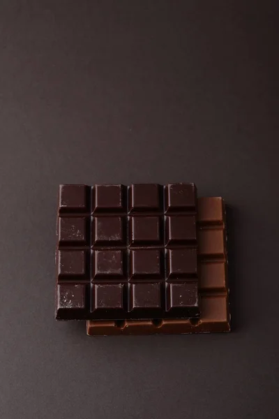 ダーク チョコレートの 2 つのバー — ストック写真