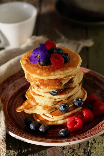 Berry pannkakor till frukost — Stockfoto