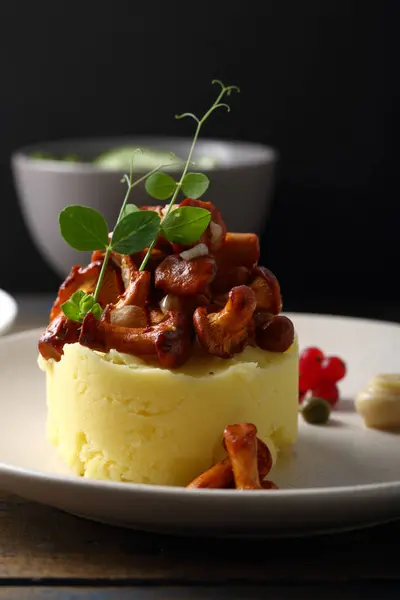 Картофель и дикие грибы на тарелке — стоковое фото