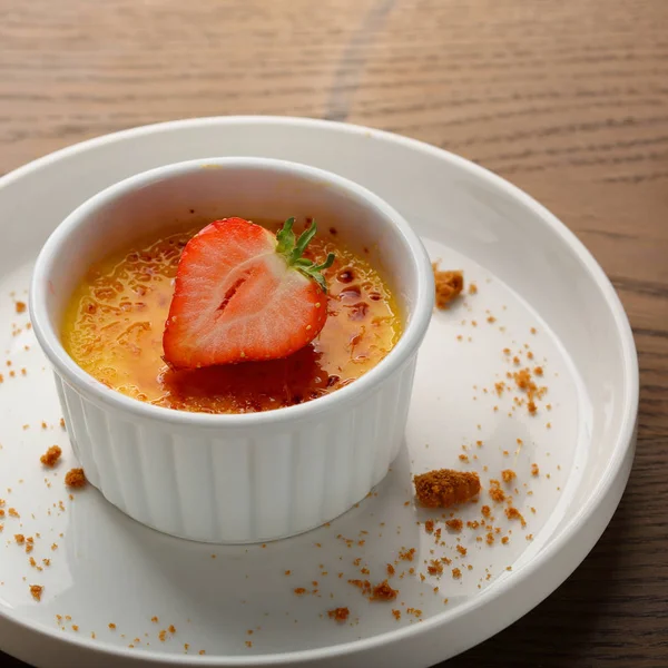 Кремовый десерт с ягодами — стоковое фото