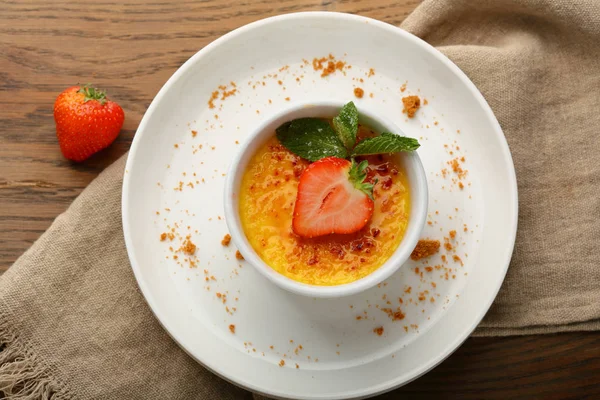 Crema brulee postre con bayas —  Fotos de Stock