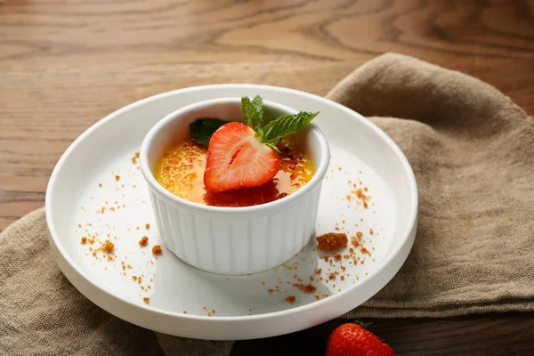 Десерт из крем-брюле — стоковое фото