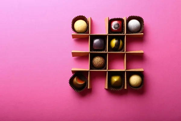 Pembe üzerinde çikolata şeker — Stok fotoğraf