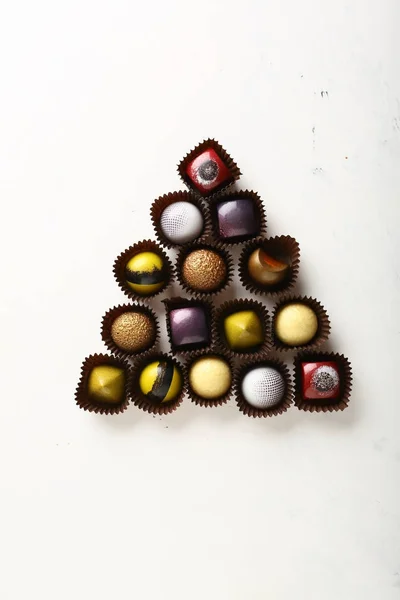 Praliné de chocolate sobre fondo blanco —  Fotos de Stock
