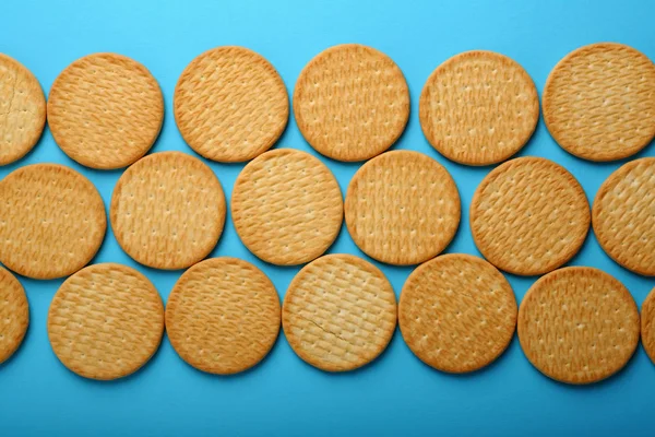 Biscoitos biscoitos no fundo azul — Fotografia de Stock