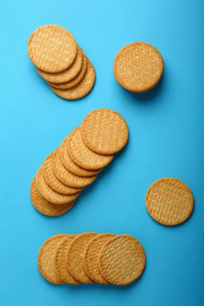 Cracker cookies on blue — Stock Photo, Image