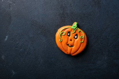 Komik Halloween kabak koyu arka plan üzerinde