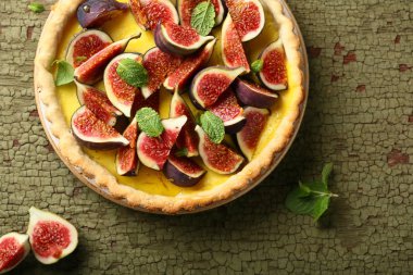 Taze incir ve muhallebi üstten görünüm ile tart