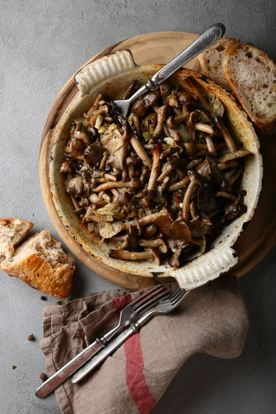 Смажені лісові гриби в сковороді — стокове фото