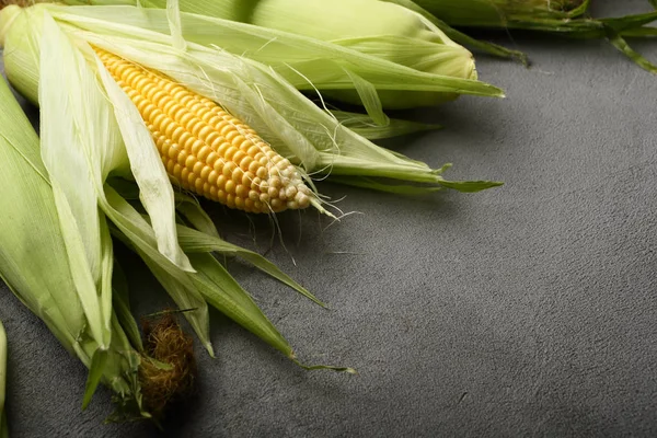 Fondo alimentare con pannocchia di mais — Foto Stock