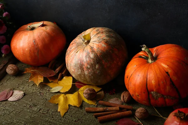 Citrouilles saisonnières sur table en bois — Photo