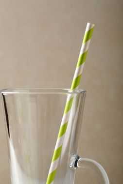 Saman ile boş bardak fincan