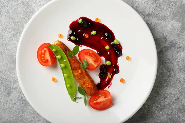 Snack aus Fischstäbchen und Soße — Stockfoto