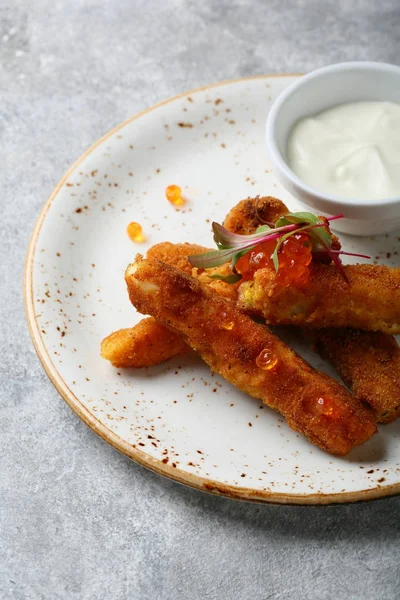 fish fingers with white sauce