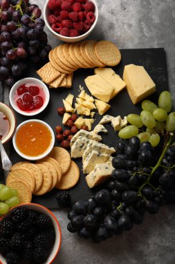 Peynir tabağı üzüm ve çilek ile