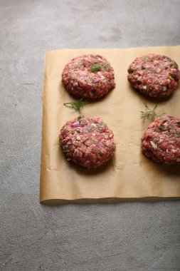 kağıt üzerinde çiğ kıyma