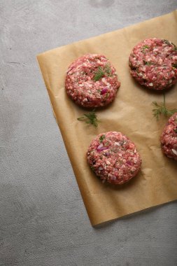 kıyılmış sığır eti biftek hamburger gri arka plan üzerinde