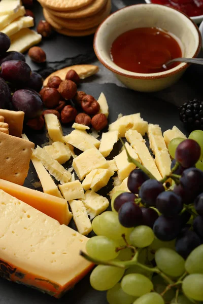 Snack de queso en pizarra —  Fotos de Stock