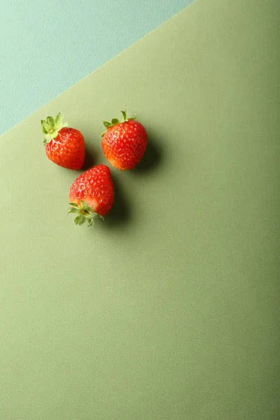 녹색 배경에 3 딸기 — 스톡 사진