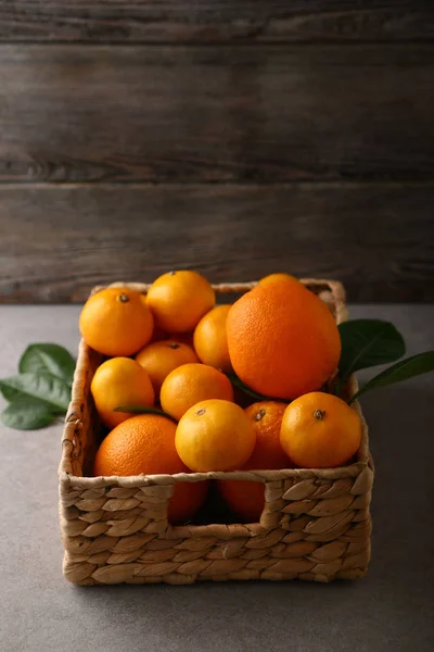 Frische Orangen im Karton — Stockfoto