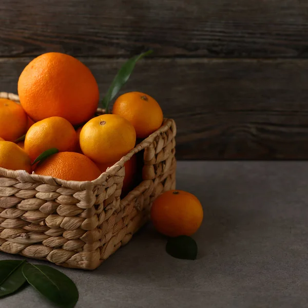 Färsk frukt i låda — Stockfoto