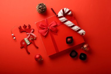 Kırmızı Noel süsleri ve çam kozalakları 