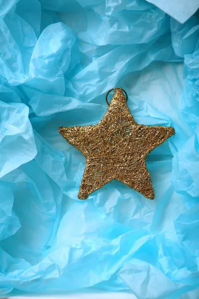 Estrela de Natal de ouro em azul — Fotografia de Stock