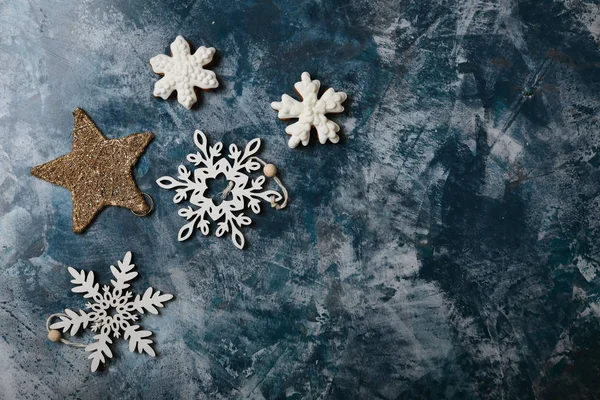 Flocos de neve e estrela no fundo azul — Fotografia de Stock