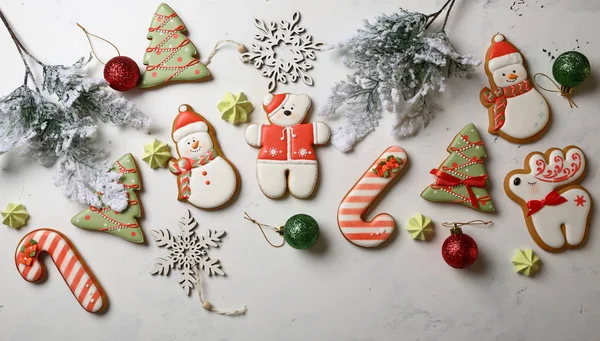 Biscuits de pain d'épice de Noël sur blanc — Photo