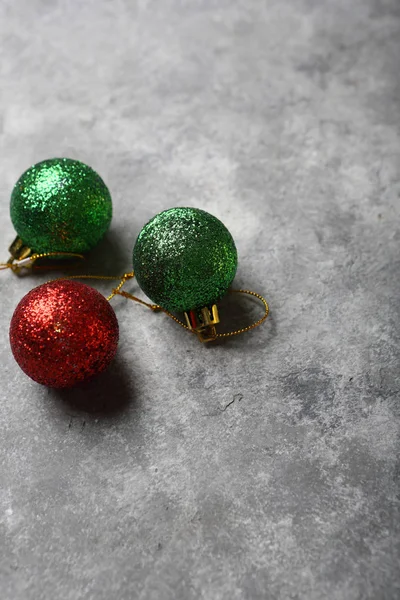 Drie kerstballen op loft achtergrond — Stockfoto
