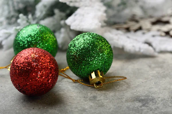 Groene en rode kerstballen op loft achtergrond — Stockfoto