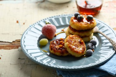 Yazlık krep bal ve çilek ile