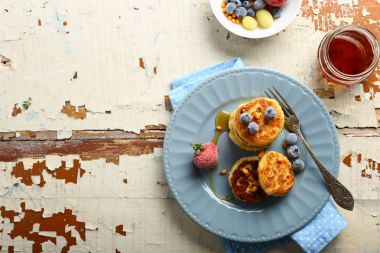 Peynirli krep bal ve çilek ile