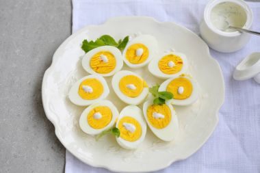 tabağa haşlanmış yumurta