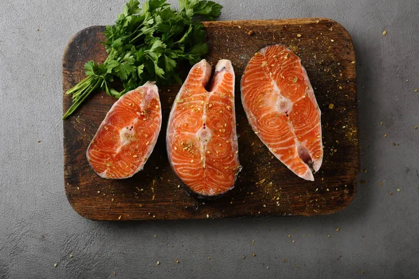 Bistecche di salmone crude su tavola di legno — Foto Stock