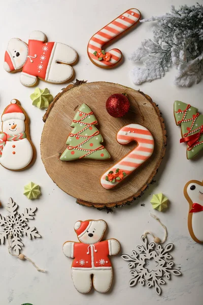 Ensemble de biscuits au pain d'épice de Noël sur fond blanc — Photo