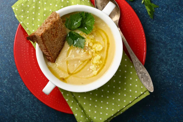 Sopa de apio con queso en tazón blanco — Foto de Stock