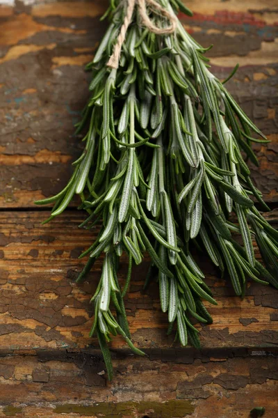 Rosemary fresco em madeira — Fotografia de Stock